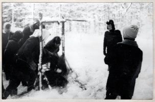 Grudzień 1969 roku. Uczniowie klasy VI Szkoły Podstawowej w Maszewie Lęborskim dokarmiają zimą zwierzęta i ptaki. Zdjęcie pochodzi z kroniki szkolnej.