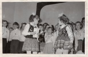 18.01.1969 r. Choinka noworoczna dla dzieci w świetlicy przyzakładowej. Zdjęcie pochodzi z kroniki szkolnej.