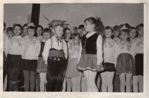 18.01.1969 r. Uczniowie kl. II recytują wiersz podczas choinki noworocznej. Zdjęcie pochodzi z kroniki szkolnej.