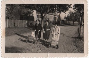 Rok 1959. Cewice. Z lewej – położna Wanda Dec, z prawej – Klementyna Mazur
