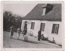 Maj 1959 roku. Na zdjęciu: dawna gospoda w Cewicach