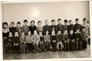 Lata 60 ? Potrzebujemy więcej informacji. Pomóż nam podpisać zdjęcie