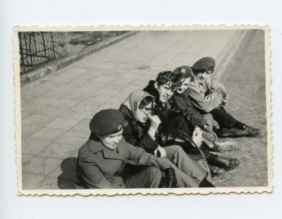 Uczestnicy gry siedzą od lewej: Barbara Portała, Grażyna Laudańska, Jerzy Wójcik, Danuta Chojnacka, Andrzej Gąsiorowski
