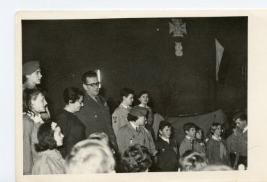 Stoją od lewej: Małgorzata Witkowska, Maria Dubaniewicz, żona pisarza, Janusz Przymanowski, NN, Grażyna Łukowicz, niżej: Zofia Jastrzębska, NN, Jerzy Wójcik, Ewa Aleksiejuk, Mirosława Bieszk, NN, Andrzej Barski.