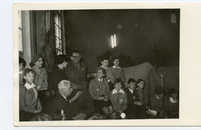Siedzą od lewej: Maria Dubaniewicz, Małgorzata Witkowska, państwo Przymanowscy, NN, Grażyna Łukowicz. Niżej siedzą od lewej: Tadeusz Przymanowski, Zofia Jastrzębska, NN, NN, NN, Andrzej Barski, Ewa Aleksiejuk.