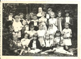 Rozdanie świadectw z religii. Dzieci z rocznika 1954