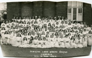 Rok 1959, 31 maja. I Komunia . Na odwrocie pieczątka o treści : Pracownia Fotograficzna, Bolesław Nalepa, Lębork, ul. Bieruta 3