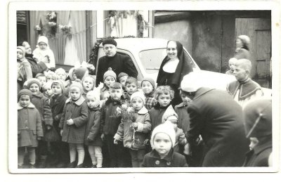 1966 r. Peregrynacja kopii obrazu Matki Boskiej Częstochowskiej; samochód, którym przewożono obraz; zdjęcie zrobione przed plebanią kościoła św. Jakuba