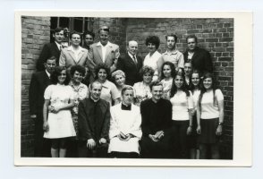 Czerwiec 1973 r. Prymicjant ks. Al. Formela w otoczeniu chóru „Harmonia” z Lęborka, Mściszewice