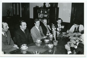 Podpisanie aktu nadania imienia m/s Lębork. Od lewej; Romuald Rutkiewicz, Florian Stolc, Tadeusz Nagalski, Jan Mrugasiewicz,Kazimierz Hetmański, Zofia Witkowska