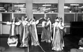 rok 1968. Zespół Młodość wystąpił na uroczystości wręczenia proporca Rejonowi Dróg Publicznych za zajęcie I miejsca w kraju za rok 1967