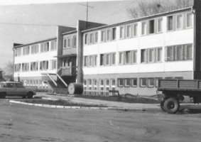 1988.Budynek administracyjno socjalny przy ul.Pionierów 10W dn.18-20 listopada 1985 r.nastąpiła przeprowadzka z ul.Kossaka nr.38 do nowego budynku.