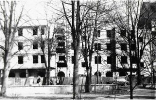 1987,maj.Budynek patronacki przy I. Armii WP. Wybudowany w okresie 04.1984 - 30.03.1988.Dla pracowników Rejonu było 15 mieszkań, dla podwykonawców 6, dla Urzędu Miasta 1.