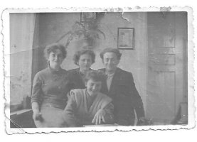 Rok ok 1956. Pracownicy biurowi tartaku w Lęborku.