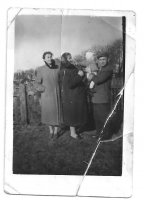 Rok ok. 1957. Pracownicy tartaku w Godętowie: Hildegarda Jóskowska, Renata Gałęziewska, Bronisław Prejs